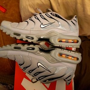 Nike AirMax95/Plus, RockRevival Hoodie,Smoke Rise jeans/jacket, red hurraches